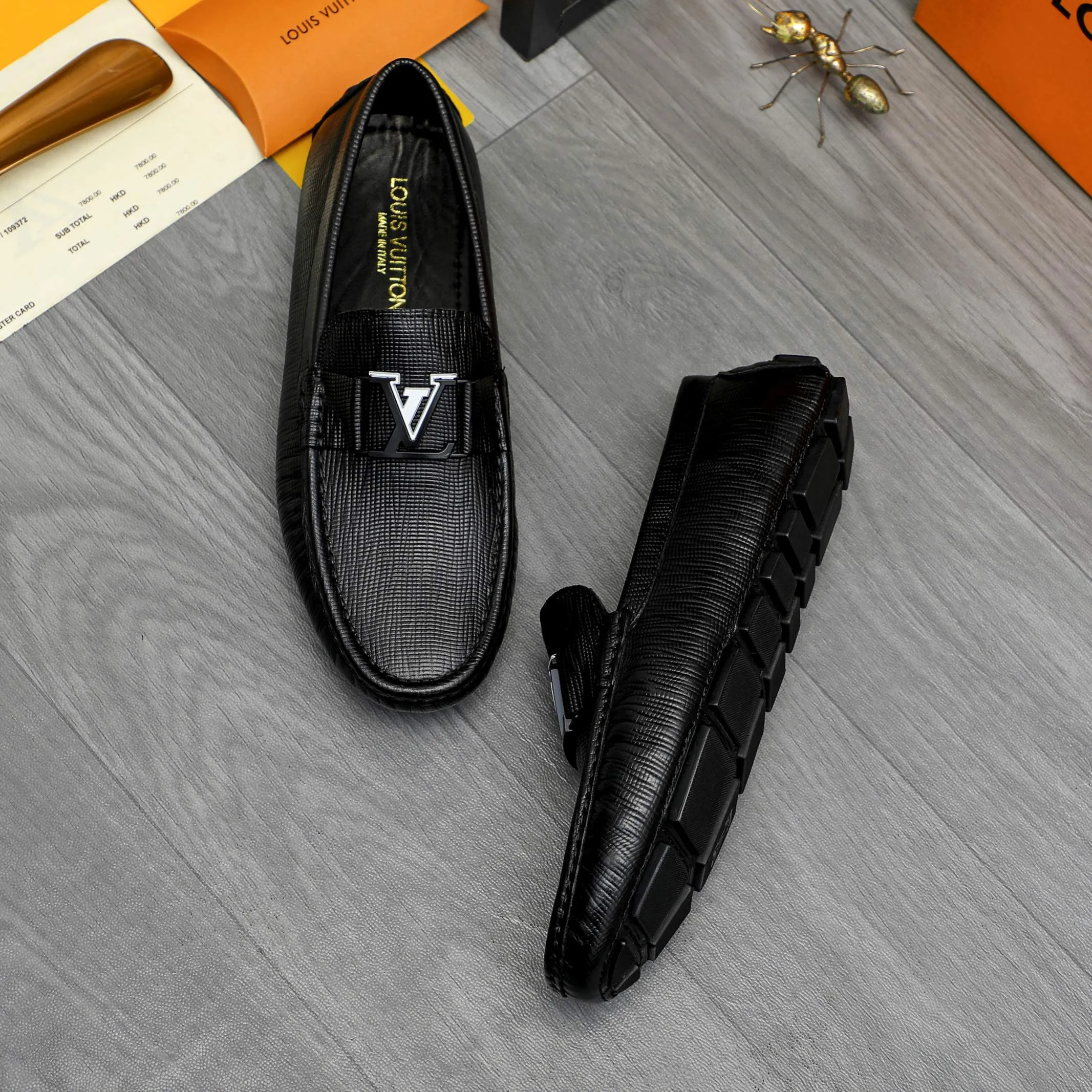 Men's shoes 💰p420 Product trademark: LV "Louis Vuitton" casual slip-on men's shoes Regular size: 38-44 Product materials: Selected vertical grain cowhide upper, sheepskin lining, original rubber outsole